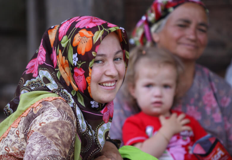 キリムの織り手の女性と彼女の家族の写真