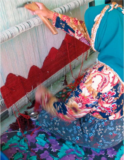 キリムを織る女性の写真