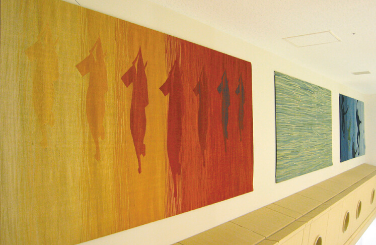徳島市民病院の壁に飾られているフルオーダーのキリムタペストリーの写真