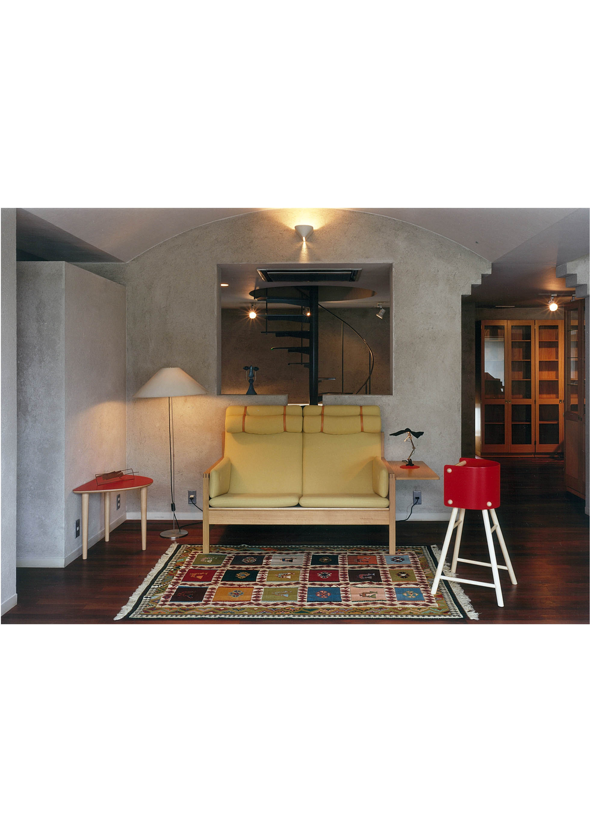 北欧家具と下に敷かれる手織りキリムの写真