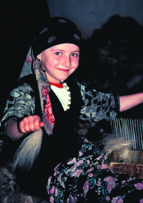 羊毛を梳く少女の写真