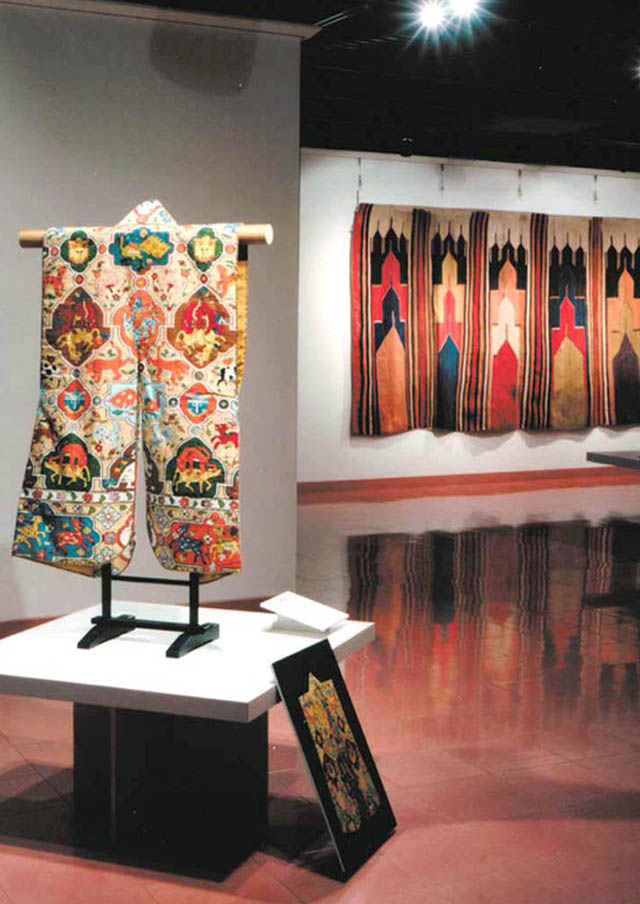 ペルシャの絹のキリムの陣羽織の展示写真