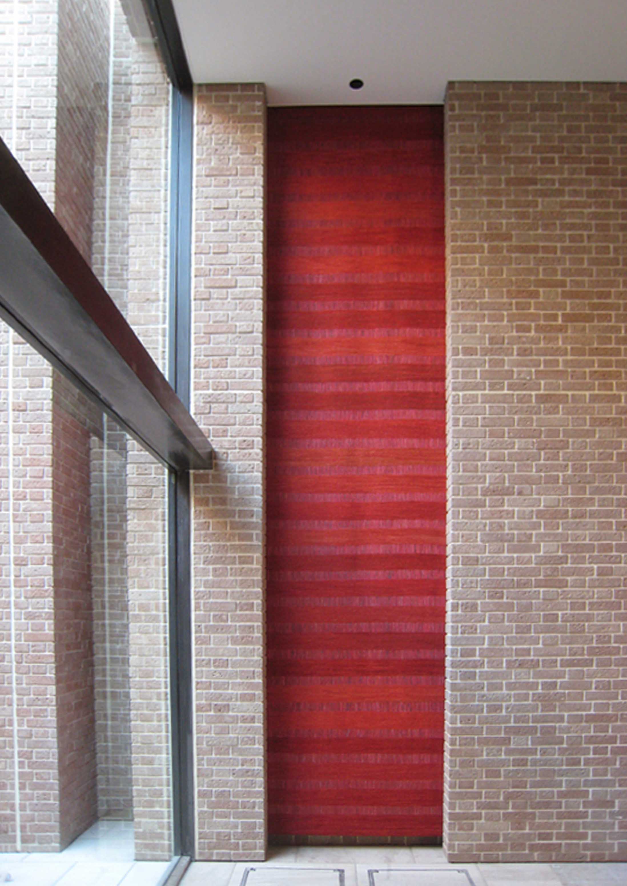 スエントランスホールに飾られる赤いSUKASI KILIMの正面からの写真