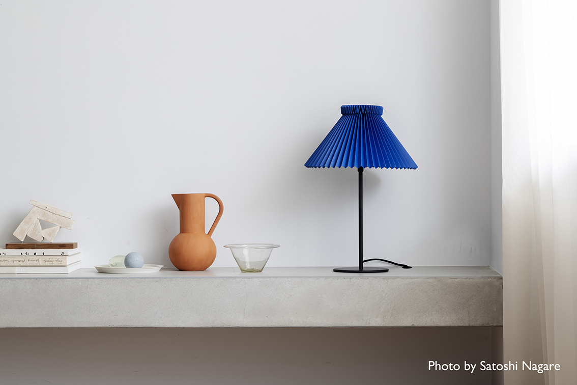 テーブルランプモデル334Tサファイアブルーの写真